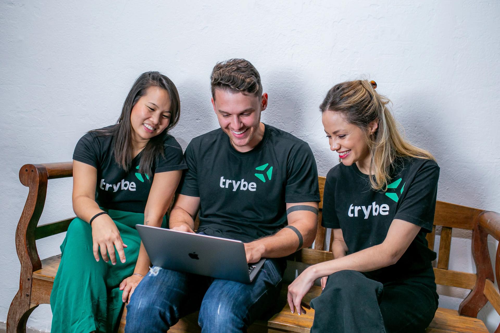 Imagem de pessoas felizes na frente de um computador
