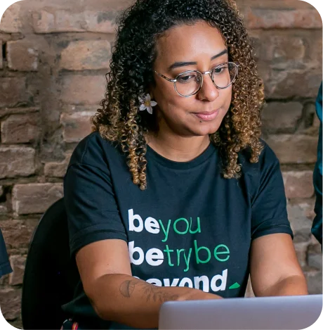 Pessoa da Trybe em frente a um notebook