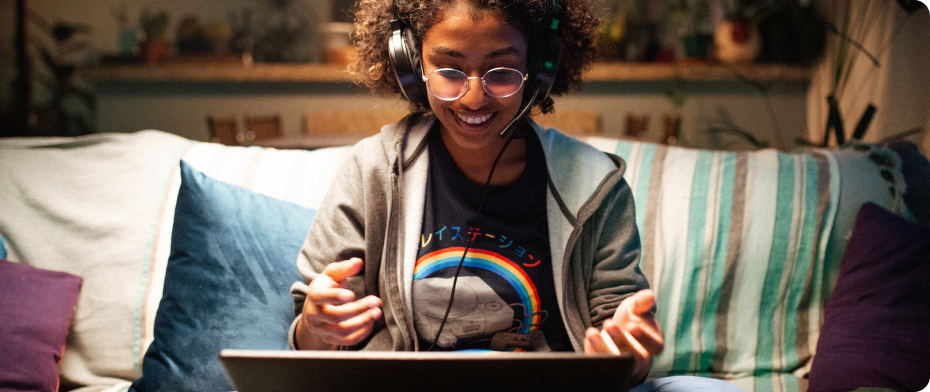 Jovem mulher desenvolvedora em frente ao seu notebook